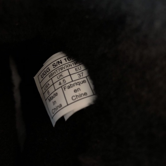 UGG  Back Zip Black Short Boot 6 NWOB - Picture 6 of 7